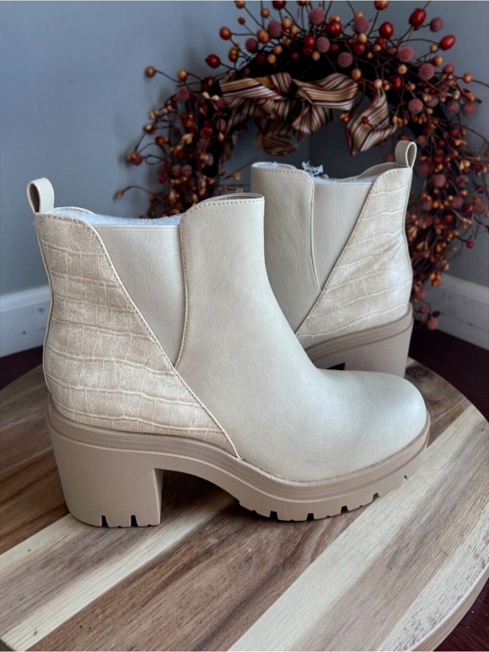 Sun + Stone Women's Veronikaa Pull-On Lug Chelsea Booties Sz 9.5M Ecru Croc